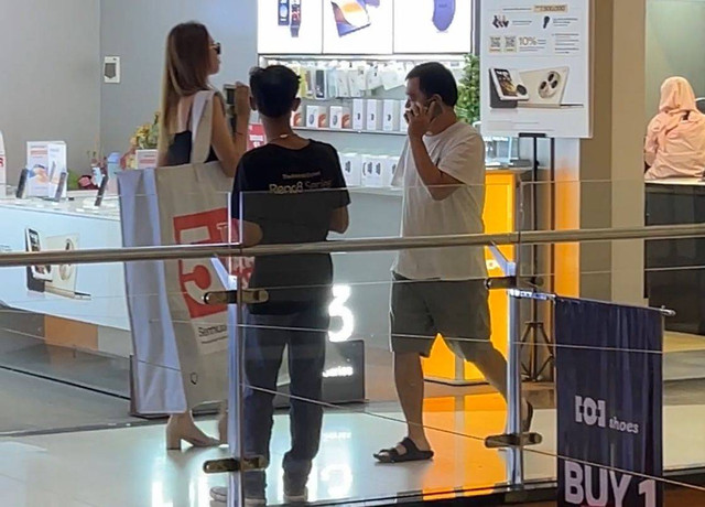 Heboh mbak-mbak pakai tas besar jalan-jalan di mall. Foto: Dok Hi!Pontianak