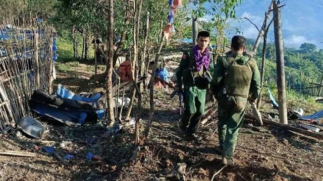Anggota Tentara Aliansi Demokratik Nasional Myanmar terlihat berjalan melewati pangkalan militer yang direbut di dekat kota Laukkaing di negara bagian Shan utara Myanmar pada 28 Oktober 2023. Foto: Jaringan Informasi Kokang/AFP