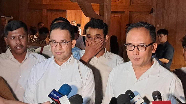 Capres Anies Baswedan menerima dukungan relawan muda, Gerakan Nusantara, di Lebak Bulus, Jakarta Selatan, Minggu (26/11/2023). Foto: Annisa Thahira Madina/kumparan