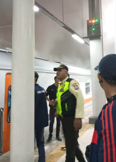 Video tangkapan layar gerbong genser KA Cikuray keluarkan asap tebal saat kereta berhenti di Stasiun CIkarang. Foto: Tangkapan Layar akun X @jalur5_