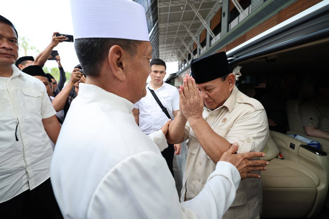 Calon presiden nomor urut 2, Prabowo Subianto bersilaturahmi dengan 68 kiai di Pondok Pesantren Langitan, Tuban, Jawa Timur, Minggu (26/11). Foto: Dok. Istimewa