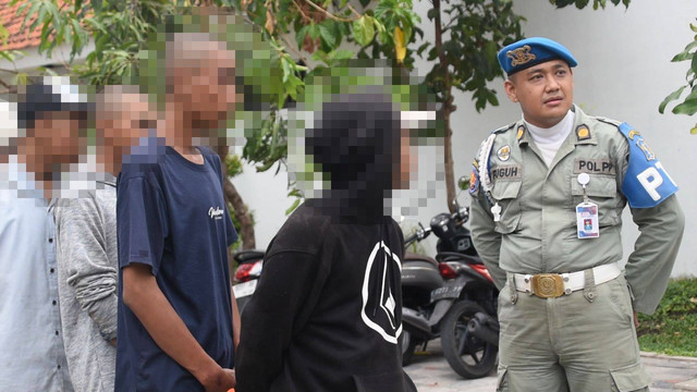 Remaja yang terjaring razia Satpol PP Surabaya saat tiba di Liponsos untuk menjalankan sanksi sosial. Foto: Diskominfo Surabaya