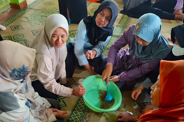 DMM DPM Farmasi Universitas Ahmad Dahlan bersama warga Padukuhan Nogosaren saat mengolah daun afrika menjadi sabun dan teh celup (Dok. Istimewa)