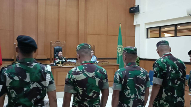 Tiga anggota TNI, yakni Praka Riswandi Manik, Praka Heri Sandi, dan Praka Jasmowir dalam sidang pembacaan tuntutan tindakan pembunuhan berencana, Senin (27/11/2023). Foto: Thomas Bosco/kumparan