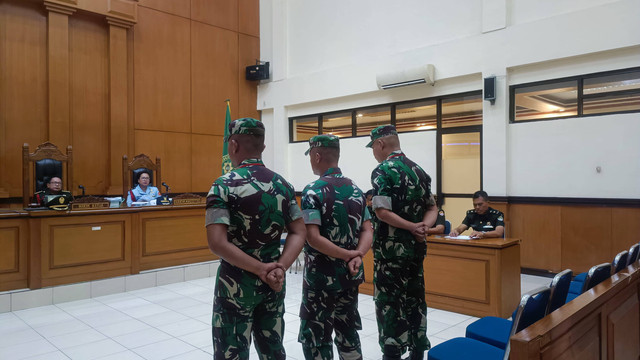 Tiga anggota TNI, yakni Praka Riswandi Manik, Praka Heri Sandi, dan Praka Jasmowir dalam sidang pembacaan tuntutan tindakan pembunuhan berencana, Senin (27/11/2023). Foto: Thomas Bosco/kumparan