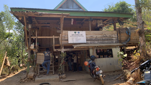 Gambaran SDN INPRES 238 Bontoparang Cabang Bara atau dikenal sebagai Sekolah Kolong Sumber: Dokumentasi Pribadi