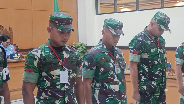 Ketiga anggota TNI AD yang membunuh Imam Masykur dituntut hukuman mati dan dipecat dari TNI. Foto: Thomas Bosco/kumparan