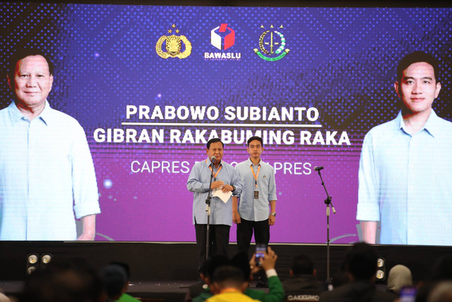 Prabowo Subianto dan Gibran Rakabuming Raka menghadiri Rapat Koordinasi Nasional Penegakan Hukum Terpadu (Rakornas Gakkumdu) di Hotel Grand Sahid, Sudirman, Jakarta, Senin (27/11/2023). Foto: Dok. Istimewa