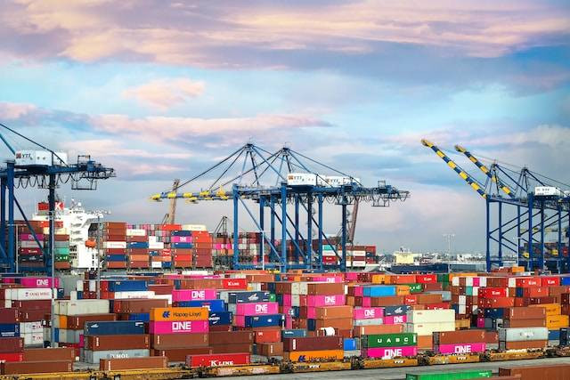 Ilustrasi fungsi-fungsi manajemen logistik, sumber foto: unsplash.com/Barrett Ward