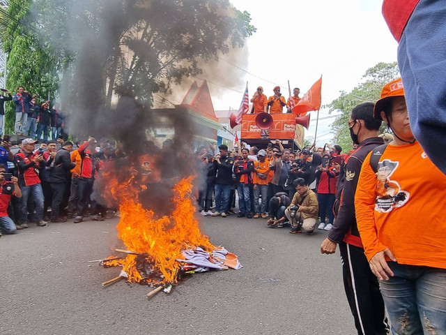 Keranda mayat saat di bakar massa buruh di Sumsel, Foto : Abdul Toriq/ Urban Id