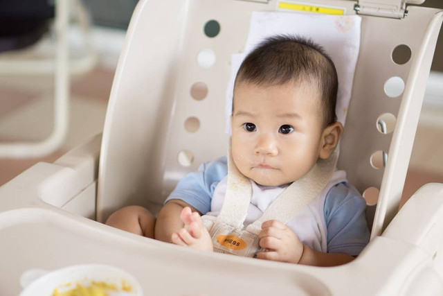 Ilustrasi anak yang diberi MPASI tanpa garam. Foto: BonNontawat/shutterstock