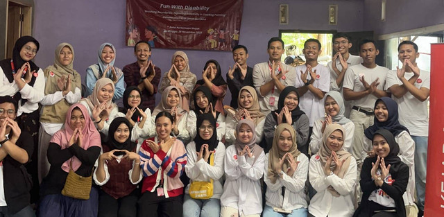 Komunitas Kejar Mimpi Malang bersama volunteer, Bina Harapan Wajak Malang, Hepigow, Omah Gembira, dan perwakilan Komunitas Berbagi Tak Pernah Rugi Malang. Sumber: Dokumentasi Kejar Mimpi (KM) Malang
