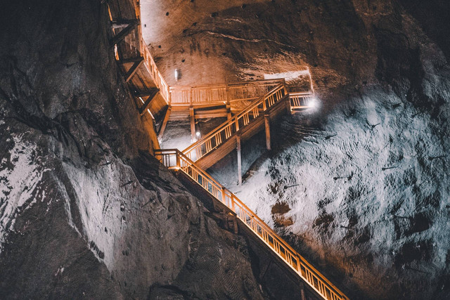 Ilustrasi Tahapan Kegiatan Pertambangan. Sumber: Unsplash/Nicolas J. Leclercq