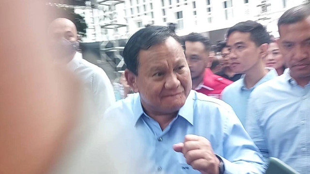 Momen joget 'gemoy' Prabowo Subianto sata ditanya cuti di masa kampanye, Senin (27/11/2023). Foto: Zamachsyari/kumparan