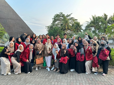 Foto bersama antara Dosen Pembimbing Lapangan dan juga Mahasiswa sebelum keberangkatan KKL. (Sumber: Dokumentasi Pribadi)