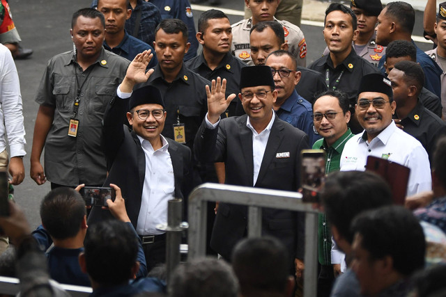 Calon presiden dan wakil presiden nomor urut satu Anies Baswedan (bawah, ketiga kanan) dan Muhaimin Iskandar (bawah, kiri) tiba di lokasi Deklarasi Kampanye Pemilu Damai 2024 di kompleks Kantor KPU, Jakarta, Senin (27/11/2023). Foto: Aditya Pradana Putra/ANTARA FOTO