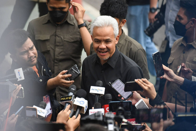 Calon presiden nomor urut tiga Ganjar Pranowo (tengah) menjawab pertanyaan wartawan usai tiba di lokasi Deklarasi Kampanye Pemilu Damai 2024 di kompleks Kantor KPU, Jakarta, Senin (27/11/2023). Foto: Aditya Pradana Putra/ANTARA FOTO