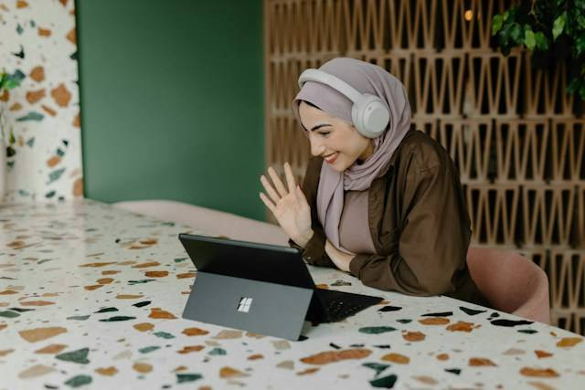 Ilustrasi cara mulai percakapan dengan wanita lewat WA, sumber foto: unsplash.com/Windows