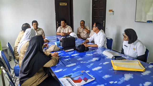 Petugas Bapenda didampingi Kejaksaan Negeri Kotawaringin Barat menemui jajaran manajemen perusahaan. Mereka mendesak agar perusahaan segera melunasi tunggakan pajak daerah. Foto: Bapenda Kobar/InfoPBUN