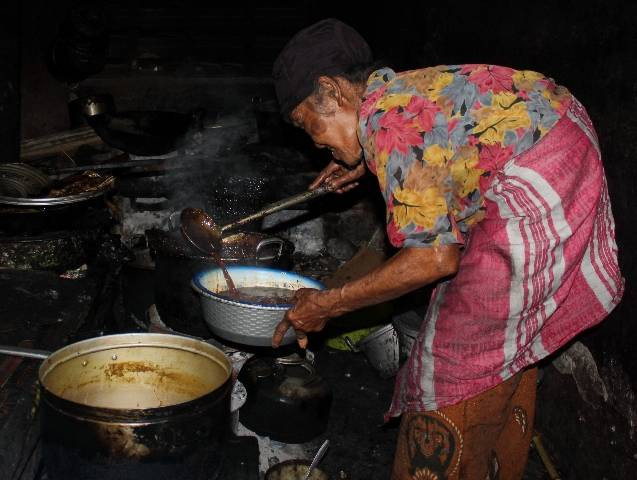 Mbah Cipto menyiapkan brongkos di dapur Warung Brongkos Cipto Gandung di Desa Gondangan, Kecamatan Jogonalan, Klaten, Minggu (12/11/2023). Foto: Dok. Pribadi