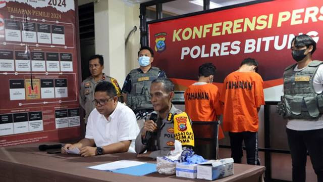 Polda Sulut merilis penangkapan dua orang tersangka baru dalam kasus Bentrok Ormas di Bitung. Penangkapan kedua tersangka dilakukan pada Senin (27/11).