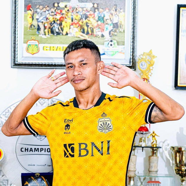 Osvaldo Haay berseragam Bhayangkara FC. Foto: Instagram @valdo_haay