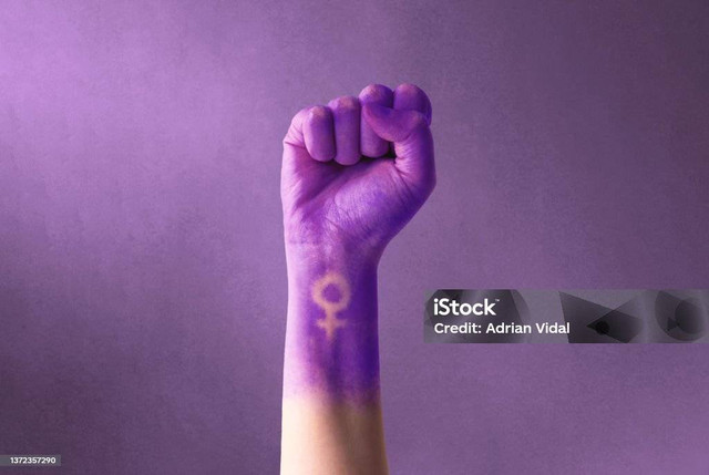 Sumber Foto: https://www.istockphoto.com/id/foto/mengangkat-tinju-ungu-seorang-wanita-untuk-hari-perempuan-internasional-dan-gerakan-gm1372357290-441483013