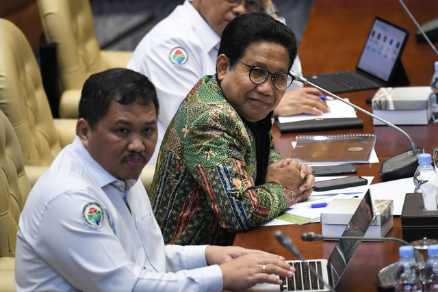 Mendes PDTT Abdul Halim Iskandar (kanan) didampingi Kepala Badan Pengembangan dan Informasi (BPI) Kemendes PDT Transmigrasi Ivanovich Agusta (kiri) mengikuti rapat kerja bersama Komisi V DPR di kompleks Parlemen, Jakarta, Selasa (28/11/2023). Foto: Aditya Pradana Putra/ANTARA FOTO