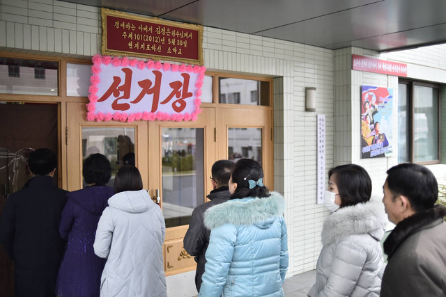 Para pemilih tiba di tempat pemungutan suara di Pyongyang, saat Korea Utara mengadakan pemilihan perwakilan pemerintah daerah, pada Minggu (26/11/2023). Foto: Kim Won Jin/AFP