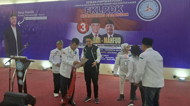 Forum Komunikasi Lintas Pendiri Demokrat Kader (FKLPDK) dipimpin Sahat Saragih menyerahkan komitmen mendukung Ganjar-Mahfud ke Ketua TPN Arsjad Rasjid di Hotel 678, Jakarta Timur, Selasa (28/11/2023). Foto: Annisa Thahira Madina/kumparan