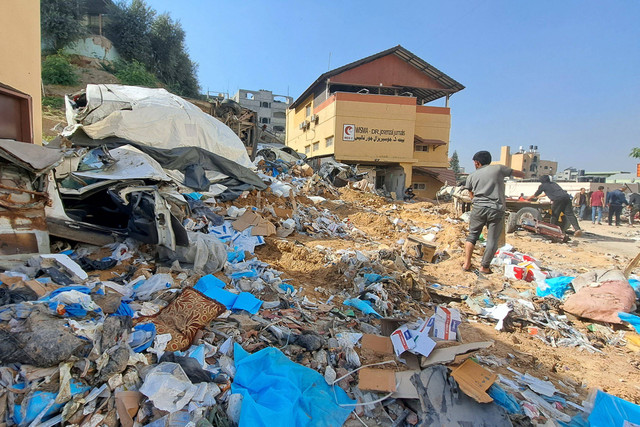 Peralatan medis berserakan di luar Rumah Sakit Indonesia di Jalur Gaza utara. Foto: Mohammad AHMAD / AFP
