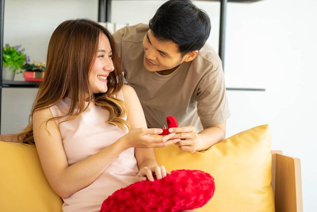 Filosofi mendalam hingga tak lekang oleh waktu jadi beberapa alasan perhiasan berlian jadi rekomendasi hadiah terbaik untuk orang-orang tercinta. Foto: Shutterstock