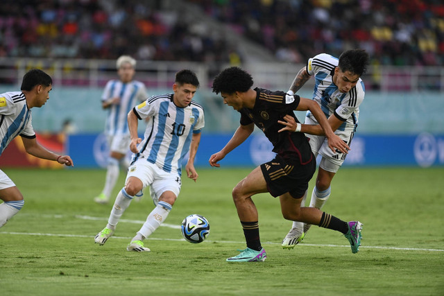 Pesepak bola Timnas Argentina Juan Gimenez (kanan) berebut bola dengan pesepak bola Timnas Jerman Paris Brunner (kedua kanan) pada pertandingan semifinal Piala Dunia U-17 2023 di Stadion Manahan, Solo, Jawa Tengah, Selasa (28/11/2023). Foto: Mohammad Ayudha/ANTARA FOTO