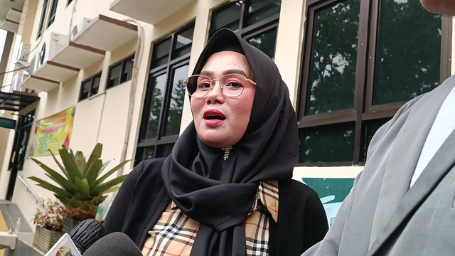 Ibunda Hana Hanifah, Yani di Pengadilan Agama Bogor, Jawa Barat, Selasa (28/11). Foto: Giovanni/kumparan