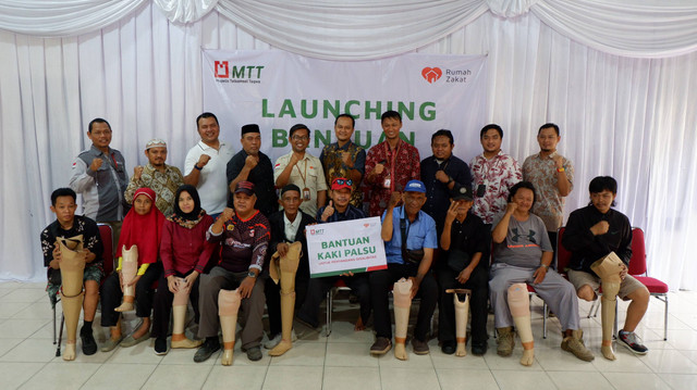Kamis (23/11/2023) bertempat di Kel. Kapuk, Kec. Cengkareng, Jakarta Barat, bantuan kaki palsu diserahkan secara simbolis kepada penerima manfaat yang tersebar di Cilegon, Tangerang, Tangerang Selatan, Jakarta Timur, Jakarta Barat, Bekasi, Tasikmalaya, Cirebon dan Bekasi.