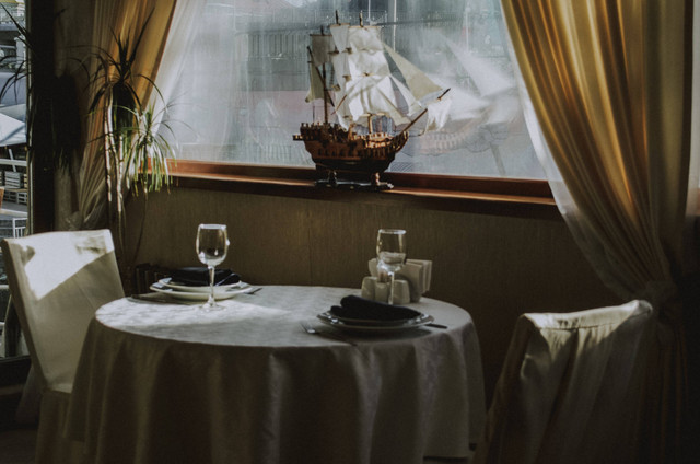 Tempat Makan Romantis di Medan. Foto: Unsplash/Tanya Pro.