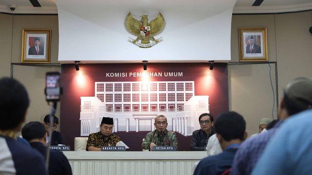 Ketua KPU RI Hasyim Asyari bersama anggota KPU menggelar konferensi pers terkait perkembangan logistik dan masalah hukum pemilu 2024 di Kantor KPU RI, Jakarta, Selasa (28/11/2023). Foto: Iqbal Firdaus/kumparan