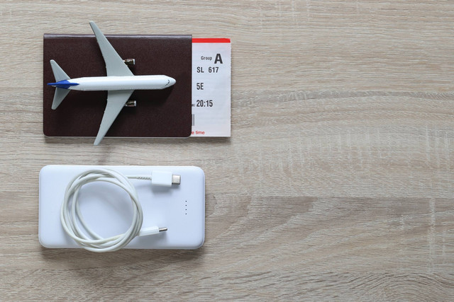 Ilustrasi power bank di pesawat. Foto: Monthira/Shutterstock