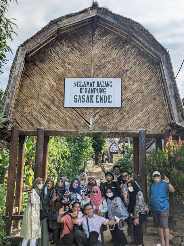 Gapura Desa Wisata Sasak Ende. Gambar: Tanaya Kenyo