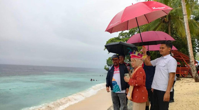 Deputi Bidang Ekonomi Kementerian Perencanaan Pembangunan Nasional (Bappenas), Amalia Adininggar Widyasanti saat berada di Pantai Anggaduber Biak. Foto: Katharina.