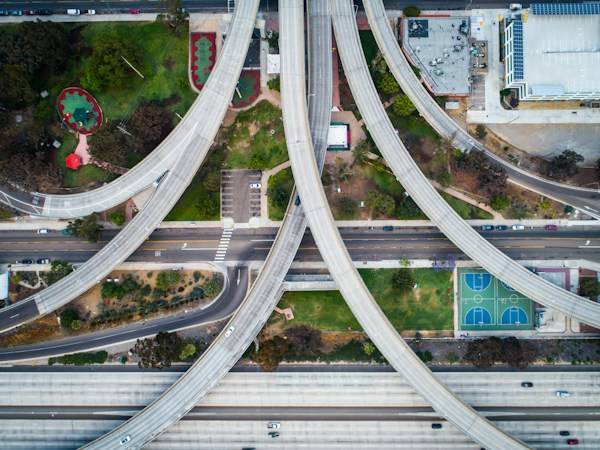 Pengertian infrastruktur. Foto: Unsplash/Abraham Barrera