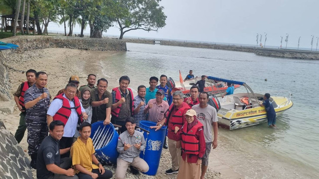 Loka Pengelolaan Sumber Daya Pesisir dan Laut Serang di bawah Kementerian Kelautan dan Perikanan (KKP) menggelar diskusi dan peletakkan atraktor cumi di Pantai Carita, Banten. Foto: KKP