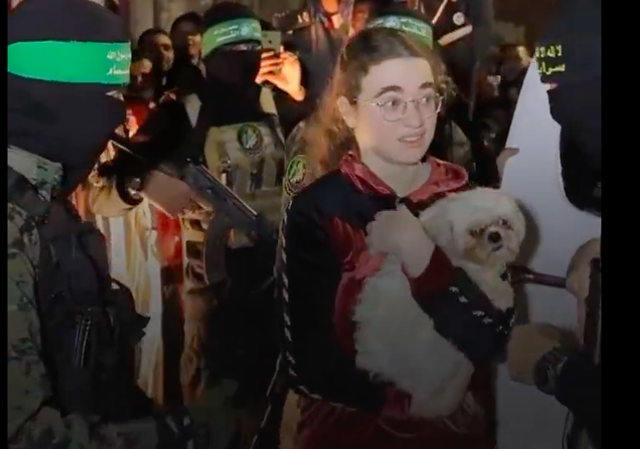 Gadis Israel dibebaskan oleh pejuang Palestina di Gaza sambil membawa anjing pada gencatan senjata hari kelima, Selasa (28/11/2023). Foto: Brigade Al-Qassam