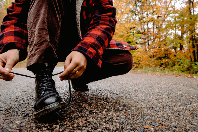 Dr. Martens adalah merek sepatu dan sandal  yang terkenal dengan desainnya yang kuat, tahan lama, dan klasik. Foto: Pexels.com