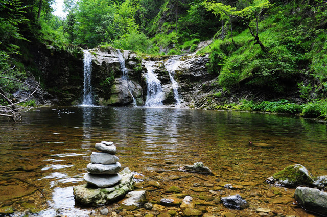 Ilustrasi Curug Walet Pamijahan. Foto: Pexels/Manuela Adler