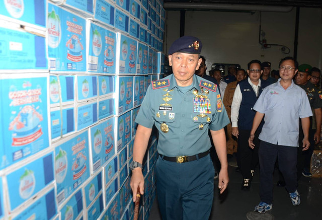 Bekerja sama dengan pihak swasta dan pemerintah daerah, TNI AL memberikan bantuan produk-produk lokal berupa makanan dan minuman. Foto: dok. Istimewa