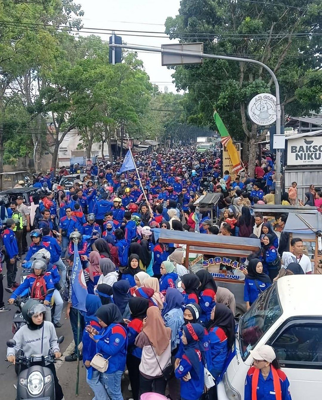 Ribuan buruh dari berbagai perusahaan di Kabupaten Cianjur melakukan longmarch menuju Gedung Sate, Bandung, Jawa Barat, Rabu (29/11/2023). Foto: kumparan