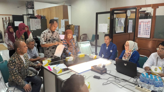 Alat Portable Tracing Table saat diperagakan di depan tim LSP Batik 