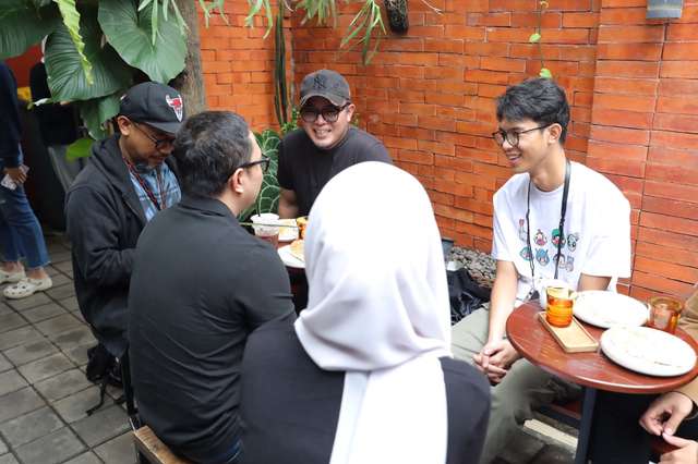 Alam Ganjar (kanan) berdiskusi bersama Ketua Karang Taruna Kota Bandung, Andri Gunawan (kedua kanan) berdiskusi tentang optimalisasi youth space di Roti Macan, Buah Batu, Bandung, Jawa Barat, Rabu (29/11). Foto: Dok. Istimewa