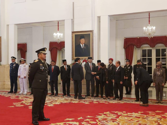 Momen perdana Menko Marves Luhut Binsar Pandjaitan hadir pelantikan di Istana Negara setelah menjalani perawatan di Singapura. Foto: Nadia Riso/kumparan